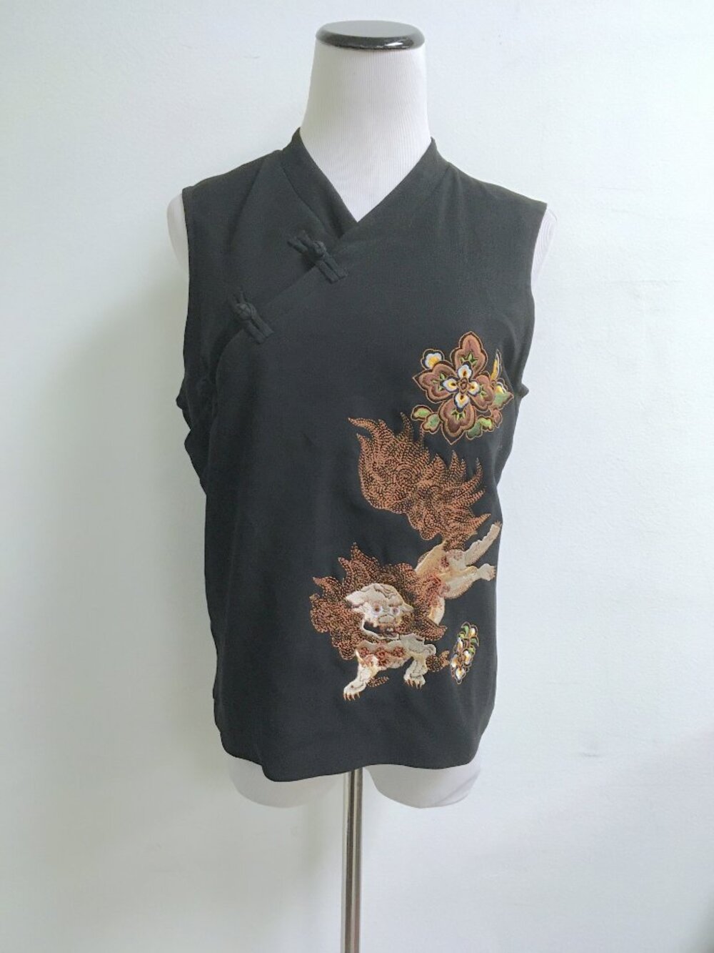 Harari black mandarin embroidered sleeveless top vintage asian silk lined S